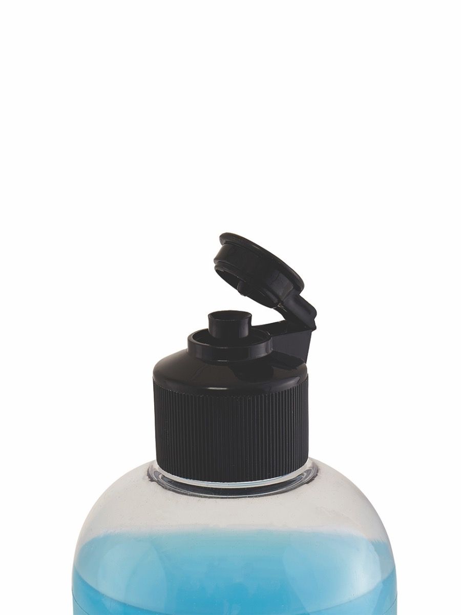 deckel und verschluss einer flasche mit blauer fluessigkeit vor weissem hintergrund mit waschmittel fuer rubber gummi kleidung zum reinigen und pflegen von fetisch klamotten