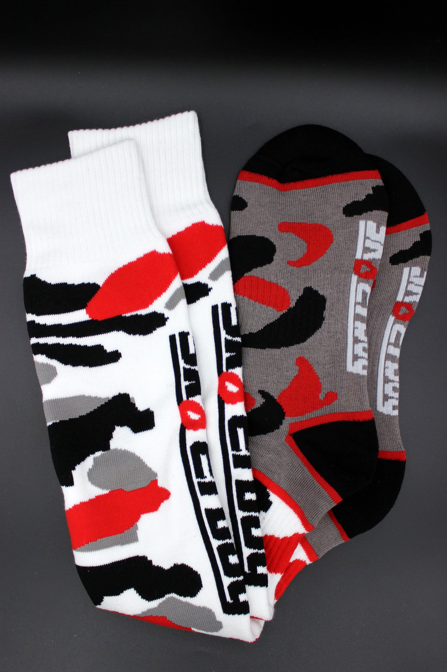 sk8erboy mx biker socks für boots und stiefelträger mit rot weiss schwarzem camouflage muster und großem logo an der seite verhindern flecken durch die schwarze ferse in detailansicht