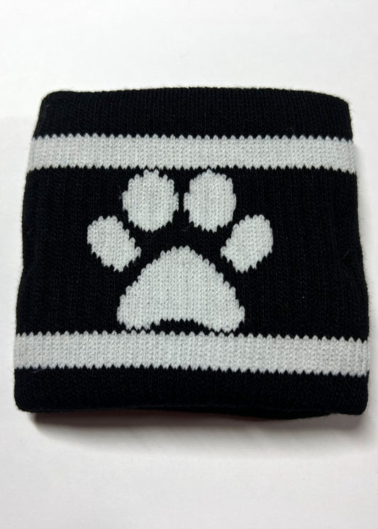 schwarzes schweißband mit hundepfote auf der front in weiss mit sk8erboy logo auf der rückseite gestrickt für arm und beine mit innentasche