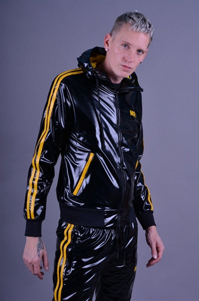 MR Riegillio PVC Tracksuit jacke mit gelben streifen von einem jungen gay getragen in schwarz glänzend mit von der seite