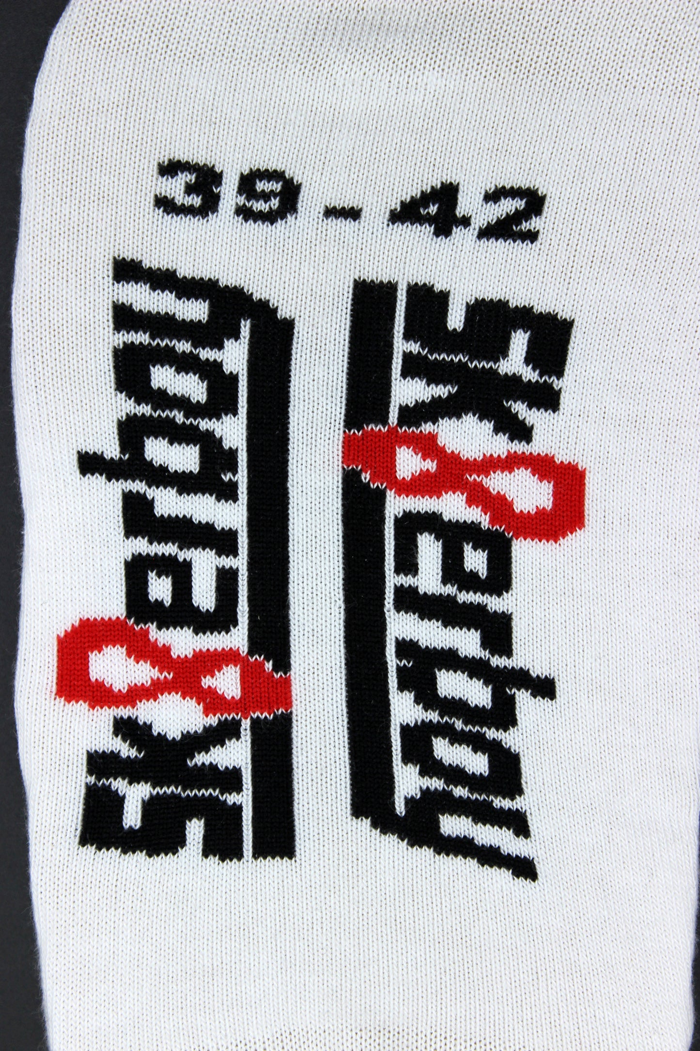 detailaufnahme der sk8erboy sneaker socken fuer den sommer in nike oder adidas turnschuhen mit großem logo auf der unterseite