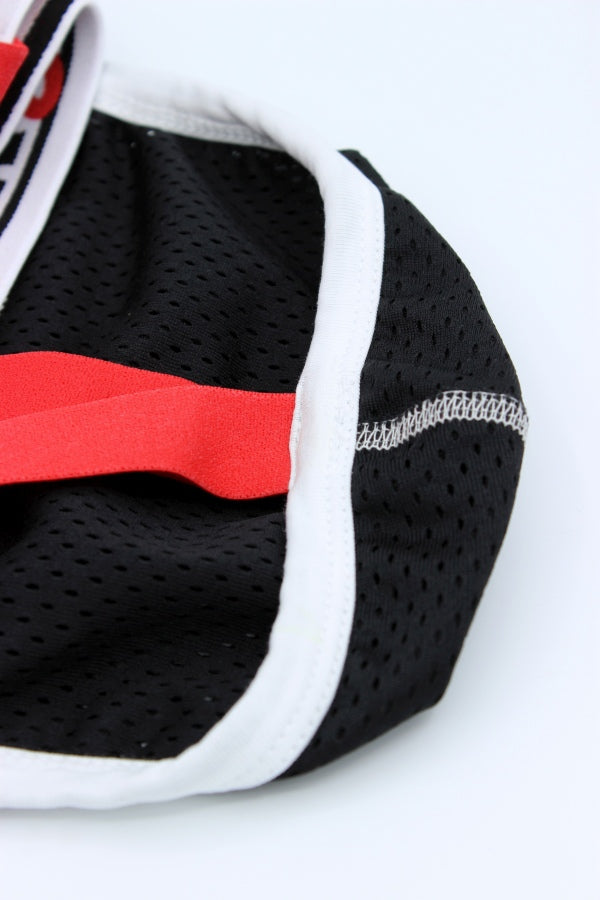 sk8erboy jock in den farben schwarz weiss und rot mit mesh stoff an der vorderseite und großem logo am breiten bund als fetisch unterwaesche in detailansicht des beutels