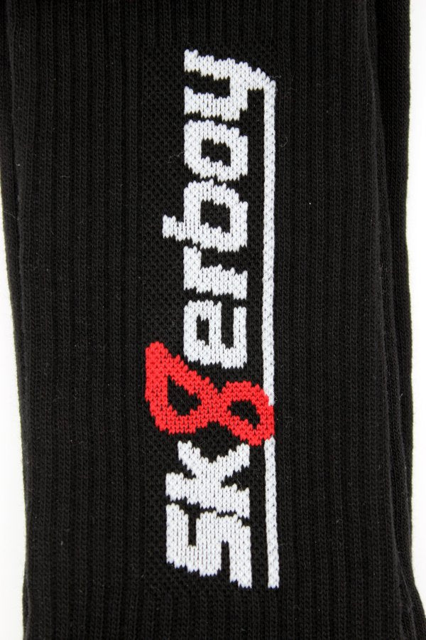 sk8erboy crew socken socks in schwarz black mit weissem sk8erboy schriftzug und roter 8 bund in nahaufnahme