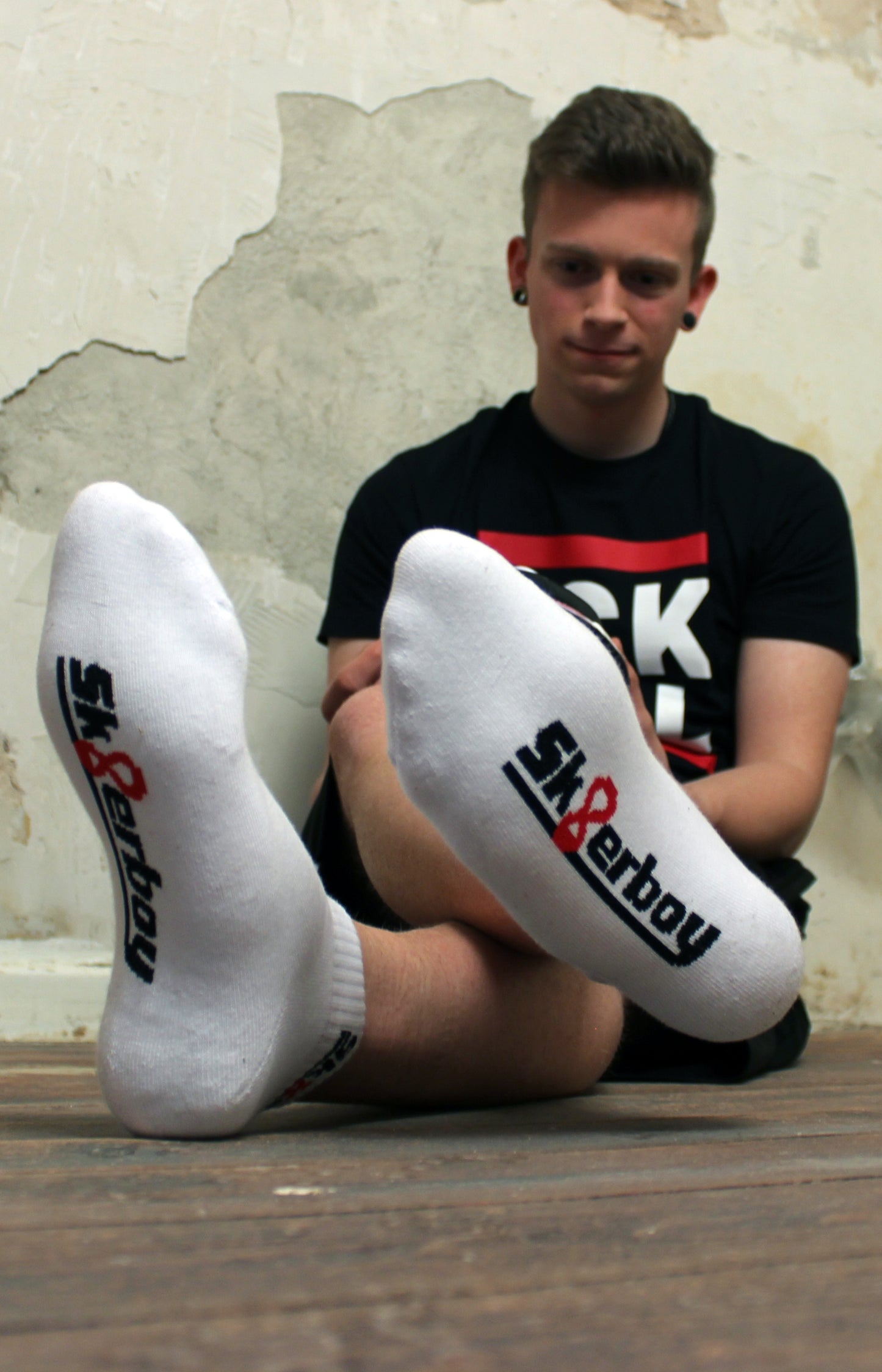 junger gay mit sk8erboy quarter socks in weiss