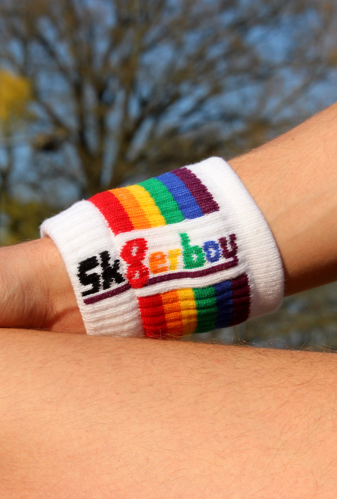 gay im dunkeln mit schwarzer sk8erboy boxershort und schweissband am linken arm mit logo von sk8erboy socken shop pride regenbogen lgbt